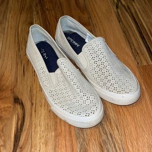 Sperry Mesh Sneakers size 9 cream in color.